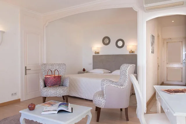 غرفة بريستيج بسرير مزدوج، LA BASTIDE DE TOURTOUR HOTEL & SPA 3/8