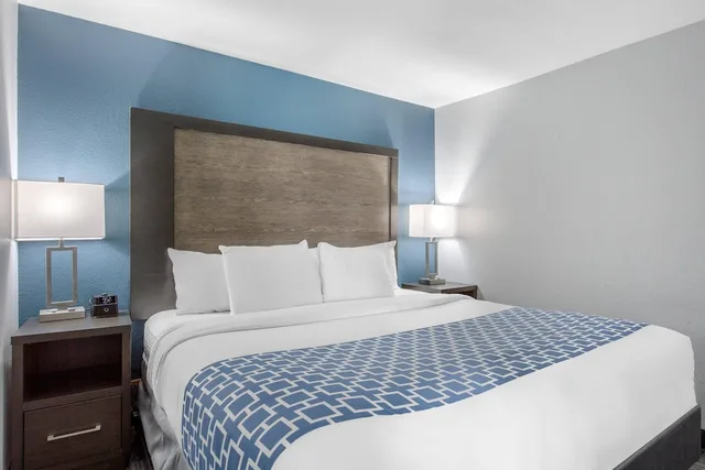 جناح بسرير كينج مع أريكة، Cielo Hotel Bishop-Mammoth, an Ascend Collection Hotel 2/9