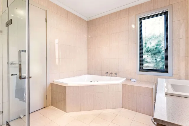 1 Bedroom, Apartment, King Bed, Quality Hotel Point Cook 3/3