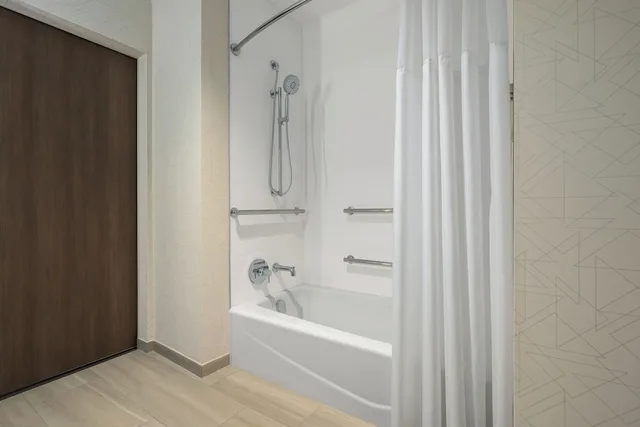 غرفة قياسية بسريرين كوين بحوض استحمام، Holiday Inn Express & Suites Overland Park South 8/9