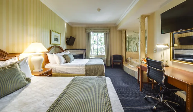 جناح حصري بسرير كوين بحوض جاكوزي، Monte Carlo Inn Toronto West Suites 2/6