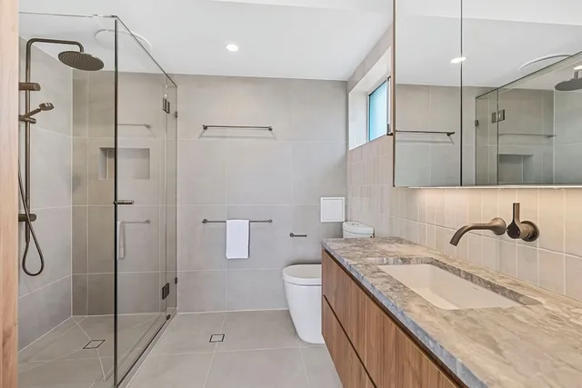 شقة بريميوم بسرير كينج وسرير كوين وسريرين منفصلين بإطلالة على الجبل بشرفة بـ3 غرف نوم، Noosa Hill Resort. 4/5
