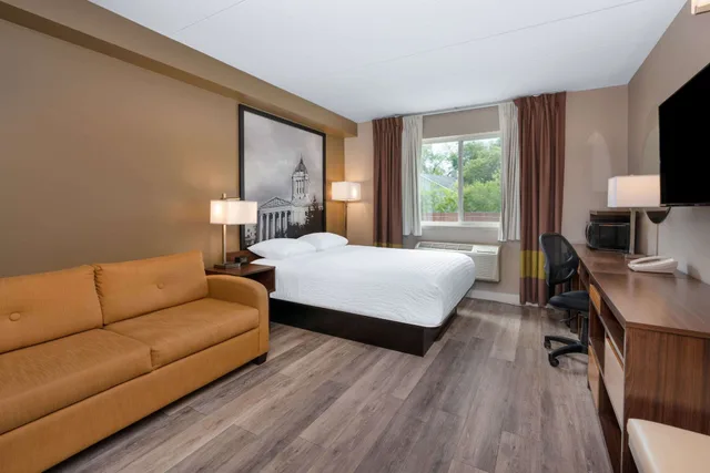 Business, Queen Bed, Super 8 by Wyndham Winnipeg West 2/6