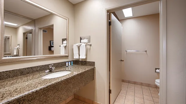 غرفة قياسية بسريرين مزدوجين لذوي الإعاقة، Best Western Plus Forest Park Inn 8/8