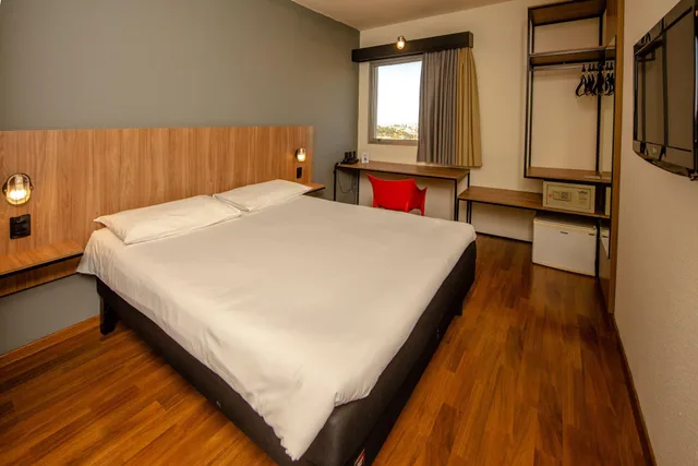 room, multiple beds، Ibis Betim 1/7