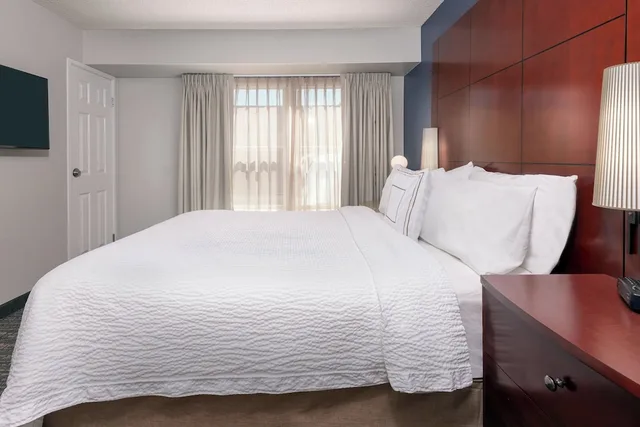 جناح بسرير كوين بغرفة نوم واحدة مع أريكة، Residence Inn by Marriott Mobile 2/6