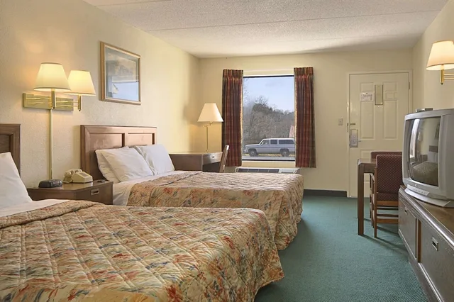 Standard, 2 Queen Beds, Days Inn by Wyndham Apple Valley Pigeon Forge/Sevierville 7/10