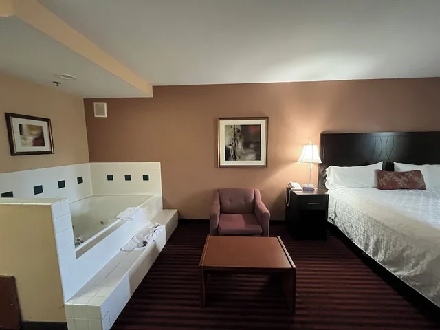 غرفة بسرير كينج بحوض جاكوزي، Americas Best Value Inn & Suites Forest Grove Hillsboro 1/6