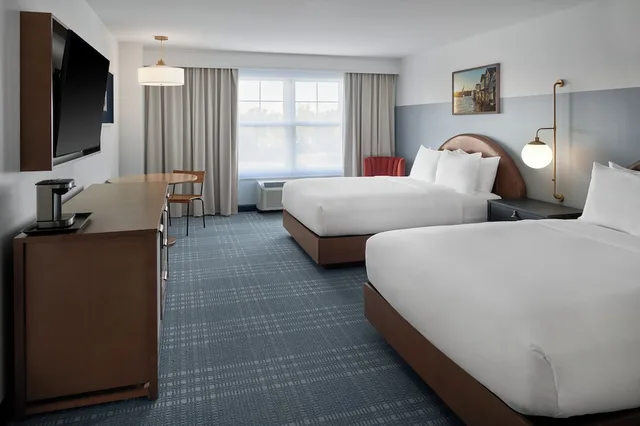 Room, 2 Queen Beds, Lake Side, Bathtub، Hotel Canandaigua, Tapestry Collection by Hilton 2/7