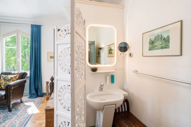 غرفة بسرير كوين بإطلالة على البحيرة، Villa Barleben am See 2/4