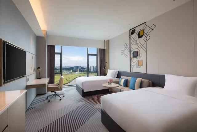 غرفة قياسية بسريرين مزدوجين بإطلالة على البحيرة، Crowne Plaza Foshan Nanhai 1/5