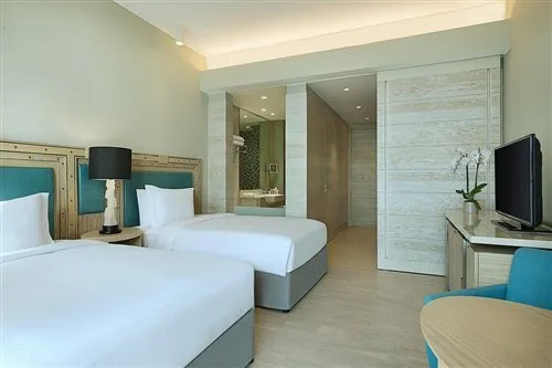غرفة ديلوكس بسرير كينج بإطلالة على البحر، Hilton Dead Sea Resort and Spa 2/2