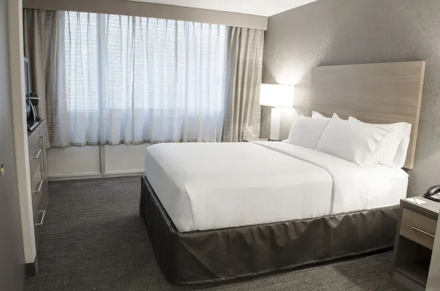 غرفة قياسية بسريرين كوين بإطلالة على المسبح، Holiday Inn Fargo 1/10