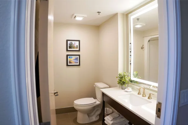 Presidential, Suite, King Bed, Bay Front, Sofa، Comfort Suites Chincoteague Island Bayfront Resort 6/10