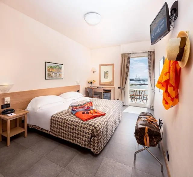 غرفة بسرير مزدوج أو سريرين منفصلين بإطلالة على البحر بشرفة، Hotel Laurin Formerly Best Western Hotel Laurin 5/9