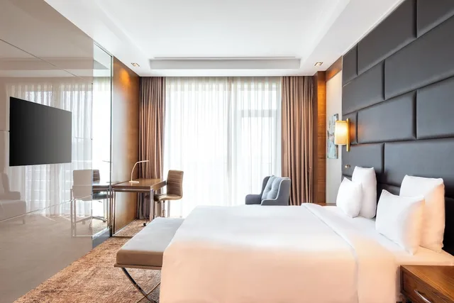 جناح تنفيذي بسرير كينج مع أريكة، Movenpick Winter Park Baku 4/6