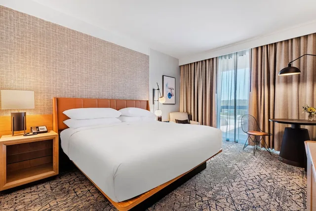Club, King Bed, Balcony, Accessible, Sheraton Chapel Hill Hotel 2/4