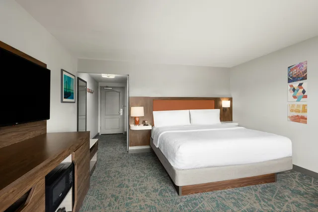 غرفة بسرير كينج بإطلالة على البحيرة، Hampton Inn And Suites Savannah-Airport 1/3