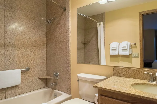 جناح فاخر بسريرين كوين بغرفتي نوم مع أريكة مع أريكة، Whispering Woods Resort 3/3
