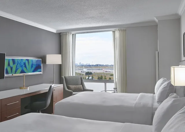 Room, 2 Double Beds, Accessible, Hilton Toronto Airport Hotel & Suites 1/4
