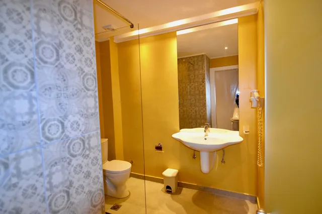 غرفة كلاسيكية ثلاثية بسرير كوين بإطلالة على الحديقة مع أريكة، Paloma Blanca Hotel 3/3