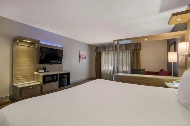 غرفة داخلية بسرير كينج، Best Western Diamond Bar Hotel & Suites 2/5