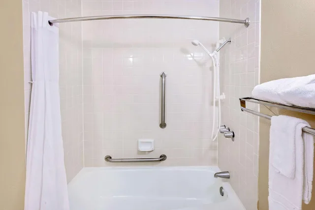 غرفة بسرير كوين بحوض استحمام لذوي الإعاقة، Days Inn by Wyndham Bay City 4/4