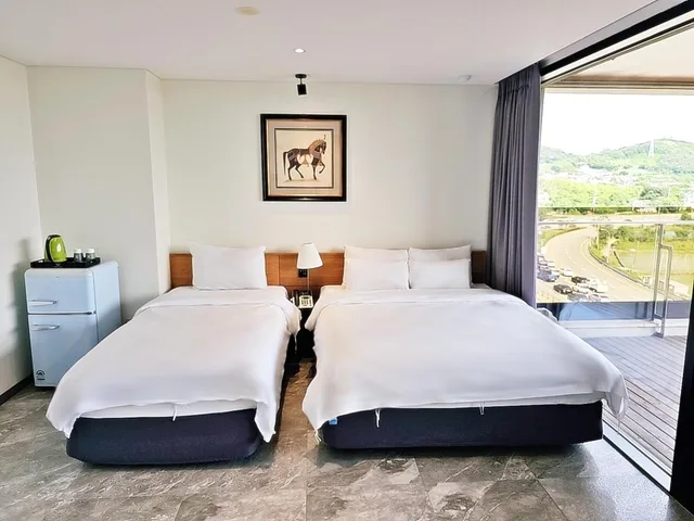 غرفة بسريرين منفصلين بإطلالة، Hotel Gite 1/10
