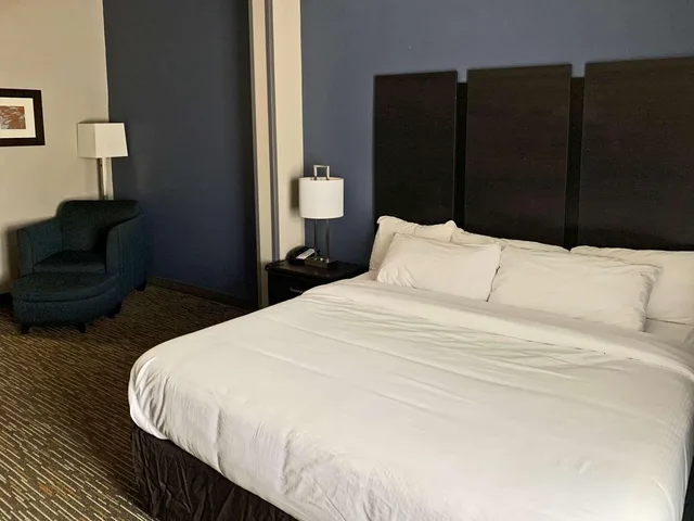 غرفة بسرير كينج، Comfort Inn & Suites Columbus North 1/2