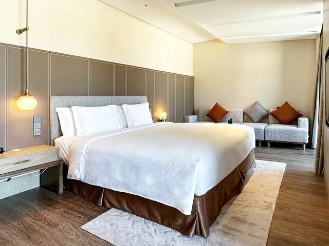 غرفة بريميوم بسرير كينج بإطلالة على البحيرة، Crowne Plaza CHONGLI RESORT 1/9