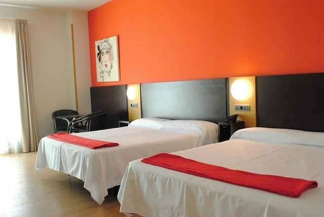 غرفة سوبيريور رباعية بسريرين كوين بإطلالة على الفناء، Maritimo Ris Hotel and Apartments 1/1