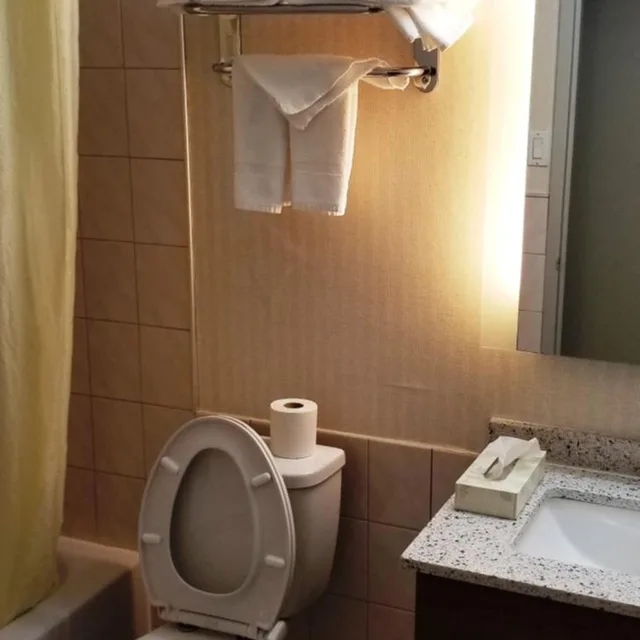 غرفة بسرير كينج وسرير كوين، Baymont By Wyndham Montreal Airport 7/10
