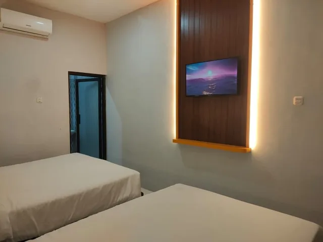 غرفة ديلوكس ثلاثية بسرير مزدوج وسرير فردي، Bwalk Hotel Malang 2/2