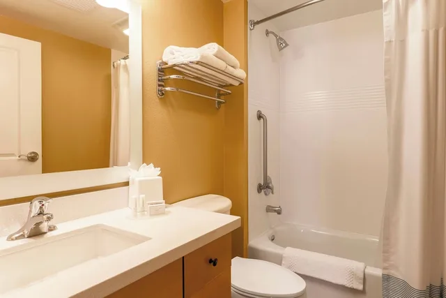 جناح بسرير كوين بغرفة نوم واحدة مع أريكة لذوي الإعاقة، Towneplace Suites Marriott Yuma 2/2