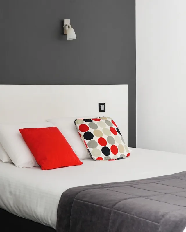 غرفة عائلية رباعية بسرير كوين وسريرين منفصلين، Kyriad Prestige Les Sables D Olonne Plage Centre Des Congres 2/10