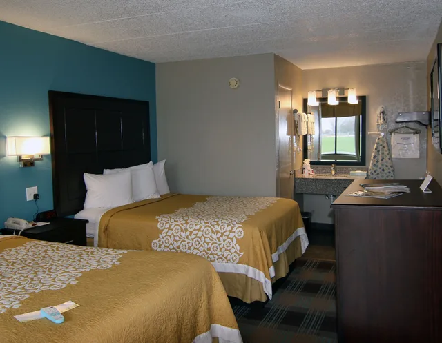 غرفة بسريرين مزدوجين يُسمح فيها بالحيوانات الأليفة، Economy Suites Springfield - I-44 2/3