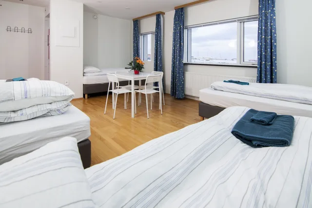 غرفة بسريرين منفصلين بحمام خاص، START HOSTEL 5/10
