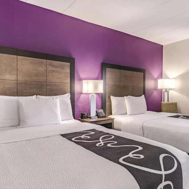 غرفة ديلوكس بسريرين كوين، La Quinta Inn and Suites by Wyndham Warwick Providence Airport 2/5