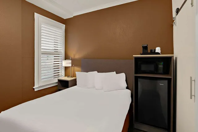 غرفة بسرير كوين، Mithila San Francisco, SureStay Collection by Best Western 1/3