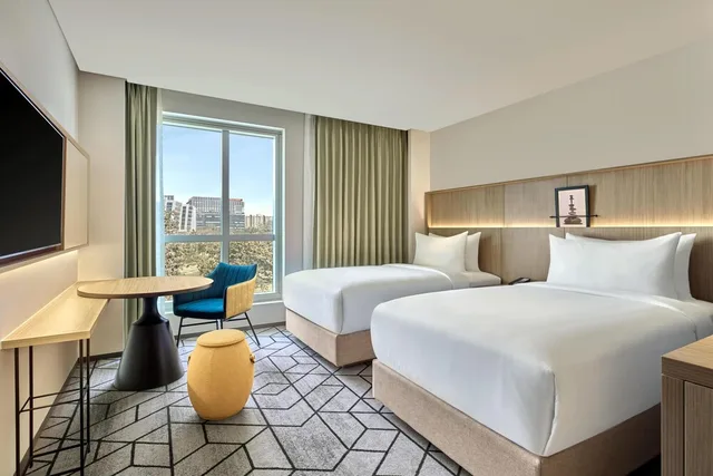غرفة ديلوكس بسريرين منفصلين بإطلالة على المسبح، Hilton Garden Inn Bengaluru Embassy Tech Village 3/6