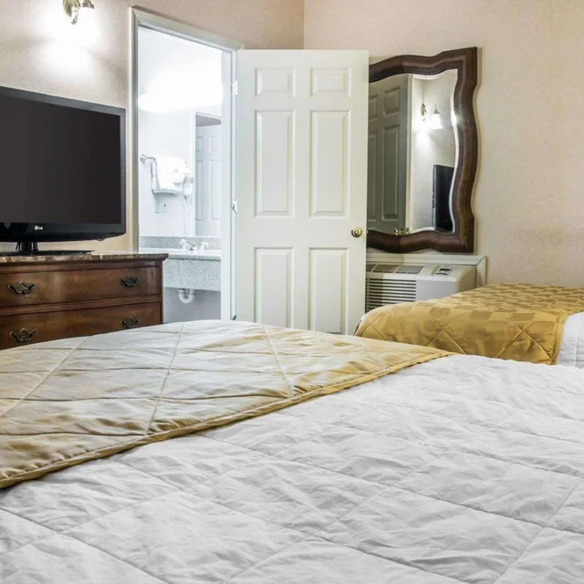 جناح بغرفتي نوم، Clarion Hotel Mackinaw City Beachfront 3/3