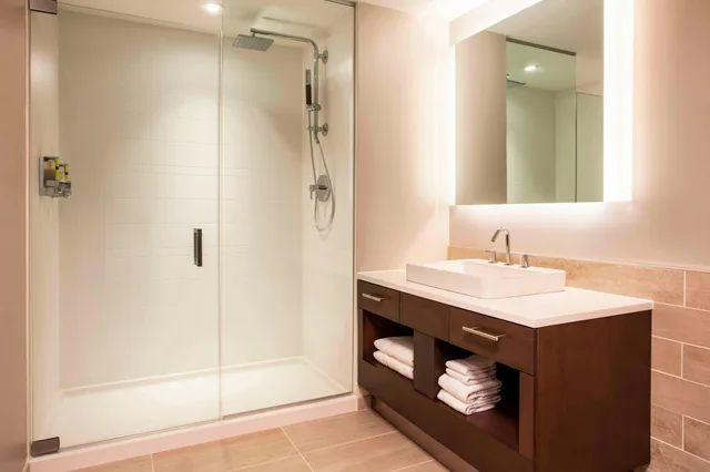 غرفة بسرير كينج، Element Boston Seaport Hotel 2/2