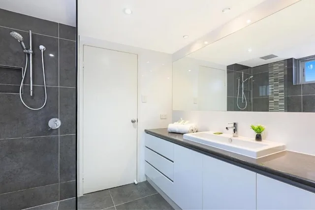 3 Bedrooms, 1 Queen and 4 Single Beds, Ocean View, ELOUERA TOWER BEACHFRONT APARTMENTS 2/2
