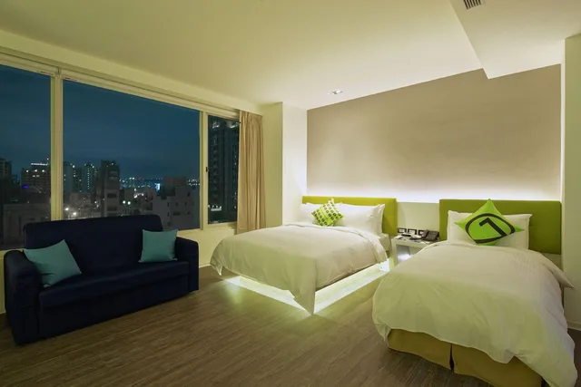 غرفة قياسية ثلاثية بسريرين مزدوجين، Hotel 7 Taichung 1/1