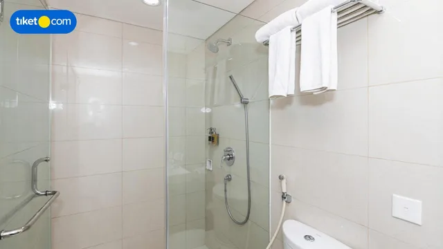 جناح جونيور، Dalton Hotel 4/4