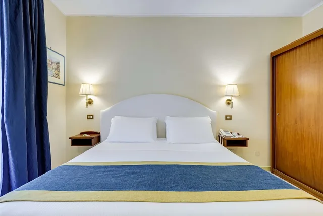 غرفة كلاسيكية بسرير كوين وسرير فردي بإطلالة على البحر بشرفة، Best Western Hotel La Solara 3/9