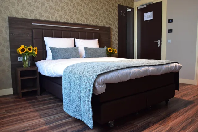 Small Double, Canal View, Ozo Hotels Armada Amsterdam 3/8
