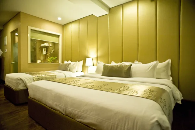 غرفة ديلوكس بسرير كينج وسرير فردي، Goldberry Suites and Hotel Mactan 1/10