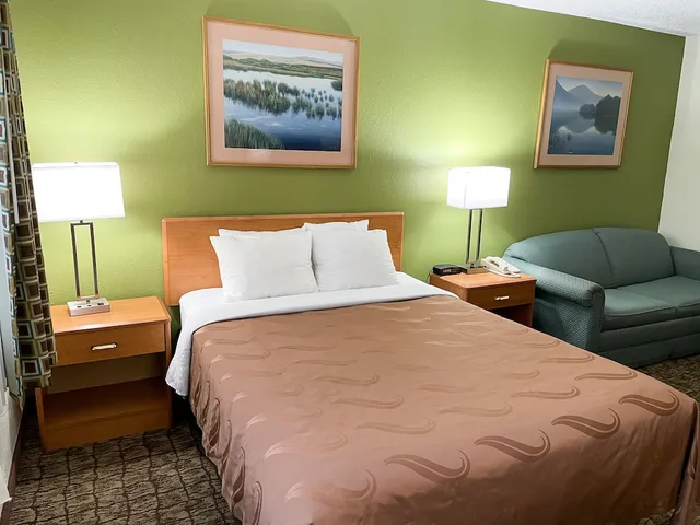 غرفة كومفورت بسرير كوين مع أريكة، Hudson Inn & Suites (ex Quality Inn) 3/5