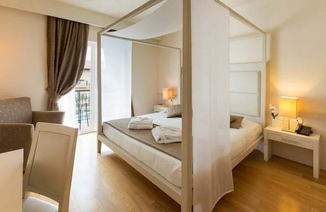 غرفة كومفورت ثلاثية بسرير مزدوج وسرير فردي، Leonardo Hotel Lago di Garda - Wellness and Spa 1/5